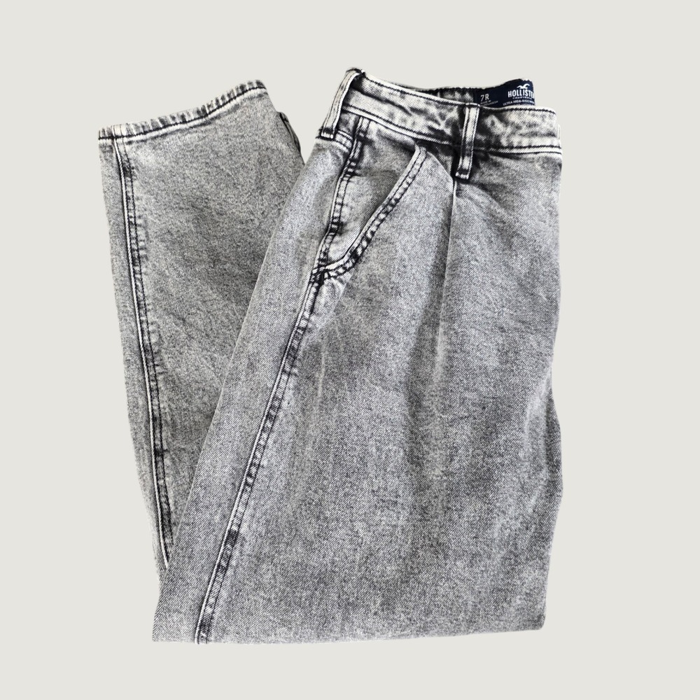 Hollister Ultra High-Rise Mom Jeans Gray Acid Wash Pleated Size 7R W28 L27